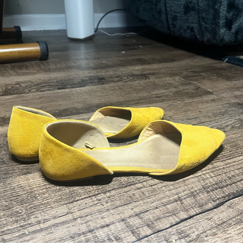 Pointed Yellow Flats